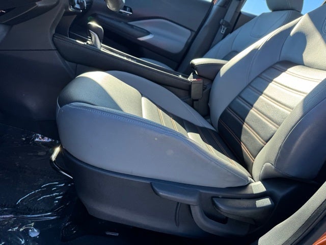 2022 Nissan Kicks SR