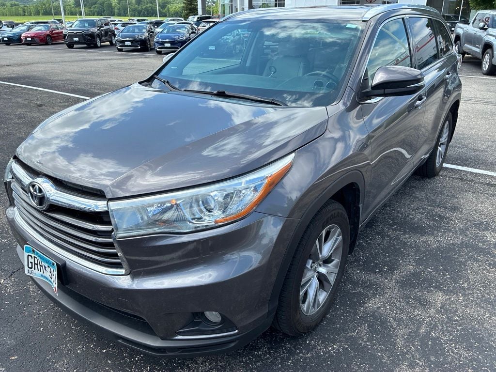 Used 2015 Toyota Highlander XLE with VIN 5TDJKRFH8FS085028 for sale in Rochester, Minnesota