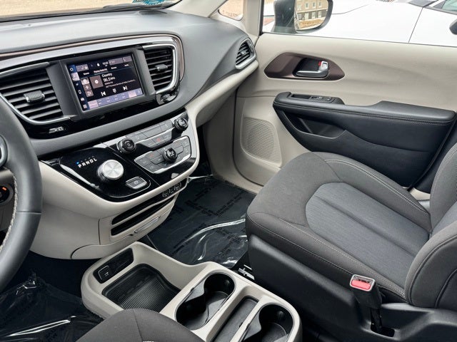 2023 Chrysler Voyager LX FWD