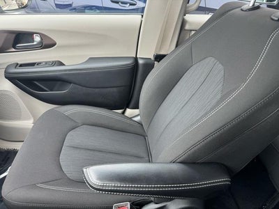 2023 Chrysler Voyager LX FWD