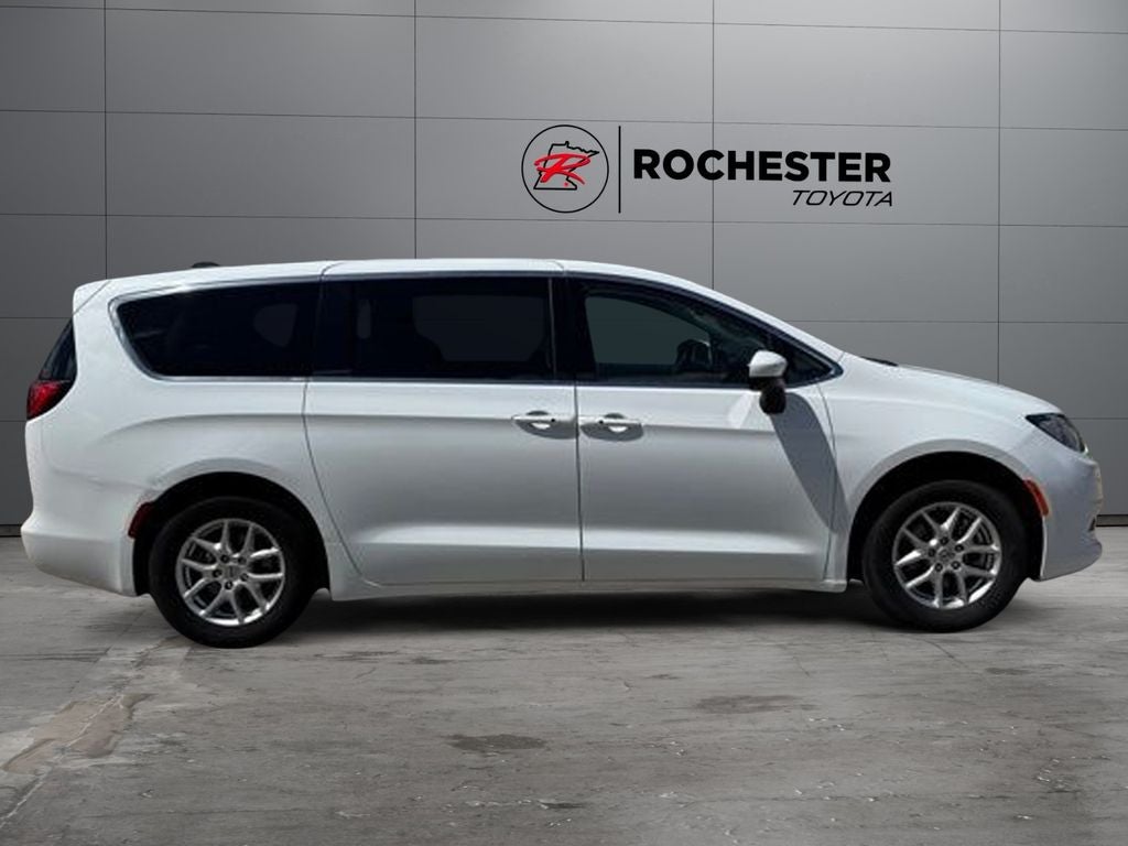 2023 Chrysler Voyager LX FWD
