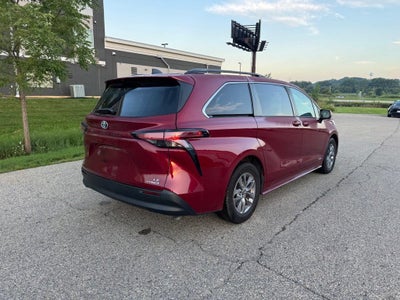 2021 Toyota Sienna LE 8 Passenger