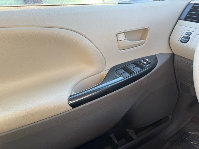 2014 Toyota Sienna LE FWD