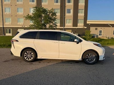 2023 Toyota Sienna LE 8 Passenger