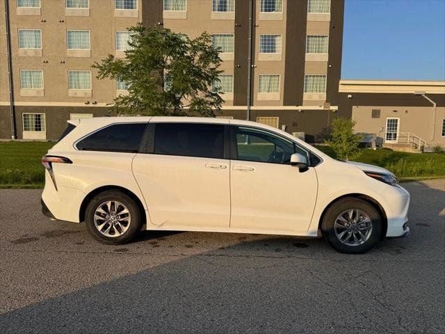 2023 Toyota Sienna LE 8 Passenger