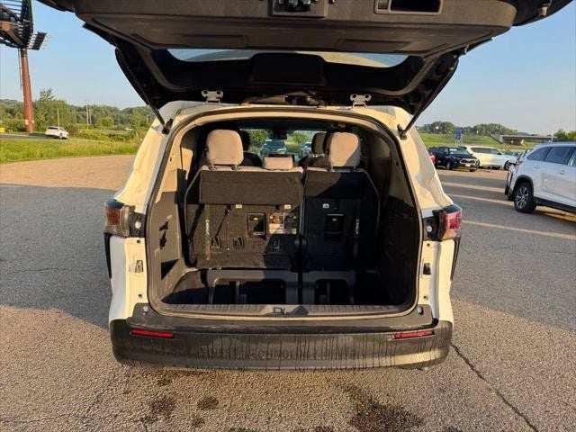 2023 Toyota Sienna LE 8 Passenger