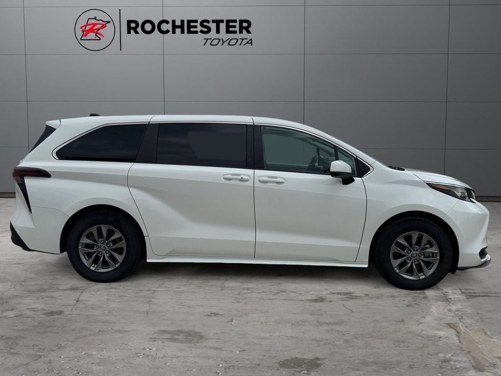 2023 Toyota Sienna LE 8 Passenger