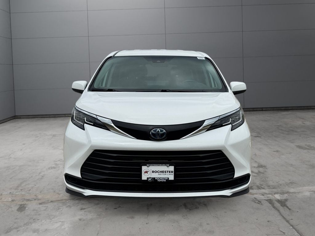 2023 Toyota Sienna LE 8 Passenger