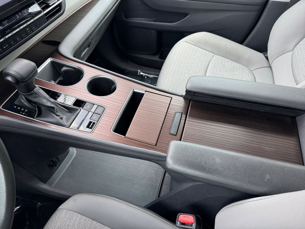 2023 Toyota Sienna LE 8 Passenger