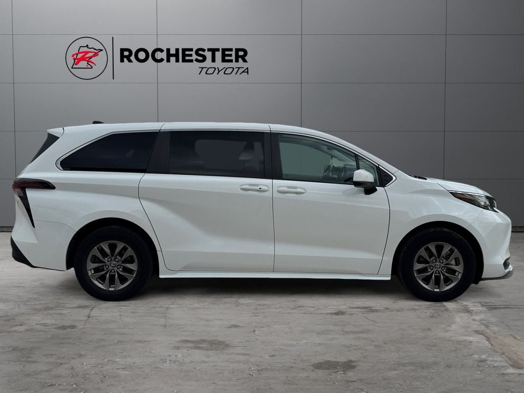 2023 Toyota Sienna LE 8 Passenger
