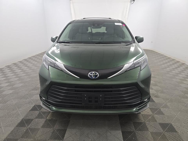 2025 Toyota Sienna XLE 8 Passenger