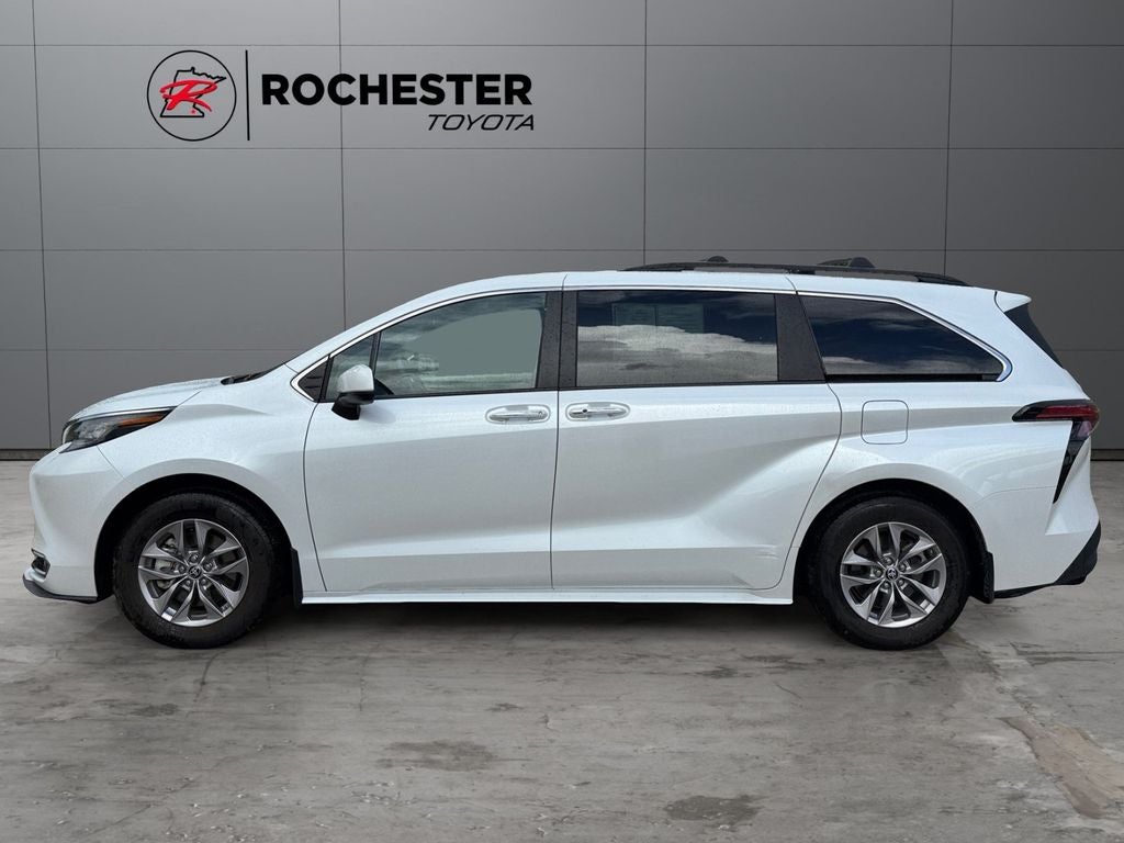 2022 Toyota Sienna XLE 8 Passenger