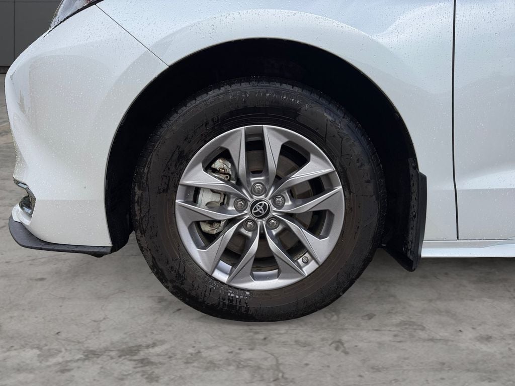 2022 Toyota Sienna XLE 8 Passenger