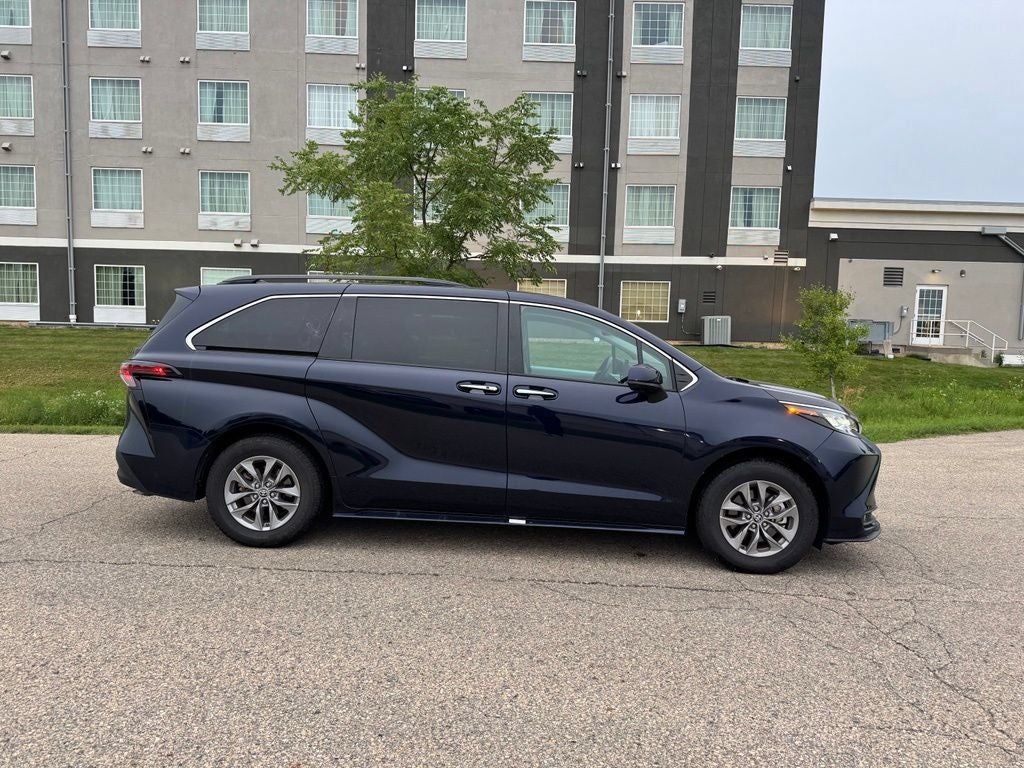 2025 Toyota Sienna XLE 8 Passenger