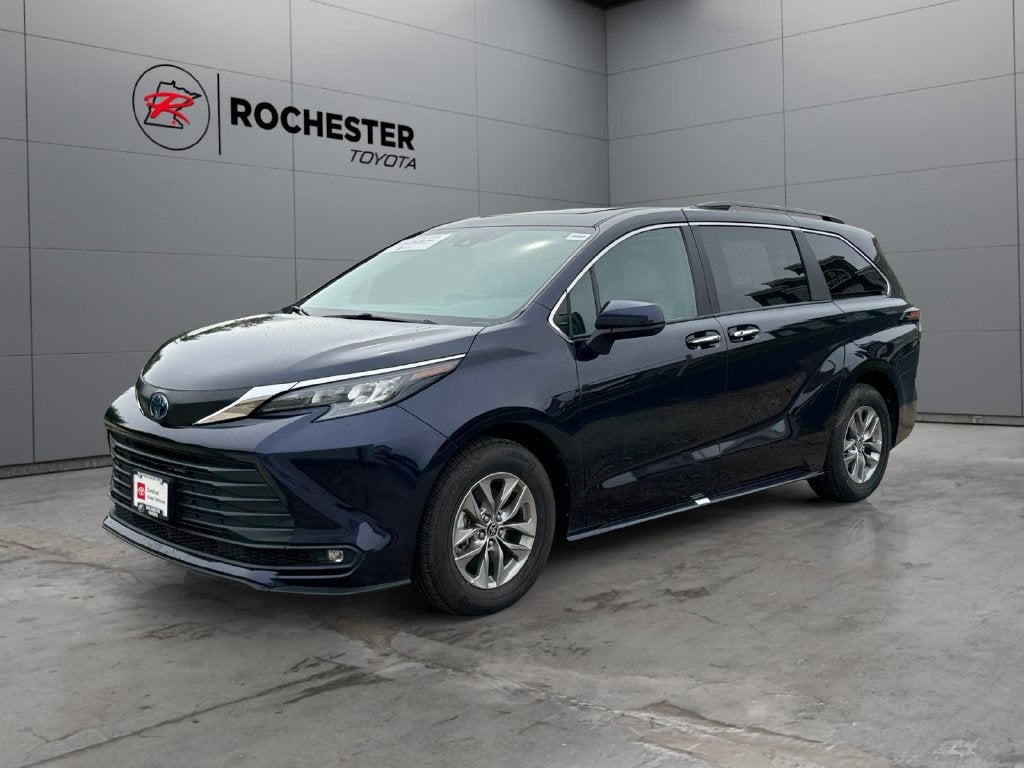 2025 Toyota Sienna XLE 8 Passenger
