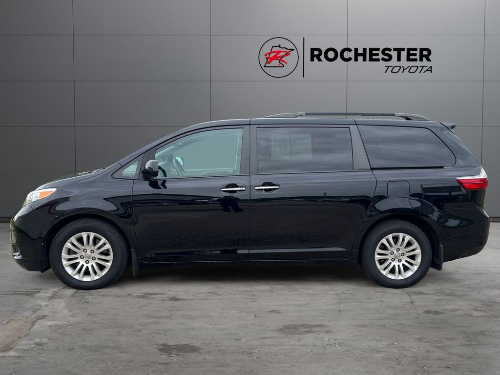 2017 Toyota Sienna XLE 8 Passenger