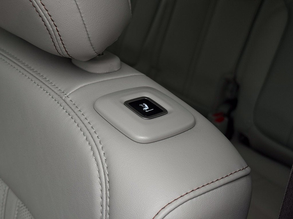2023 Jeep Grand Wagoneer Base