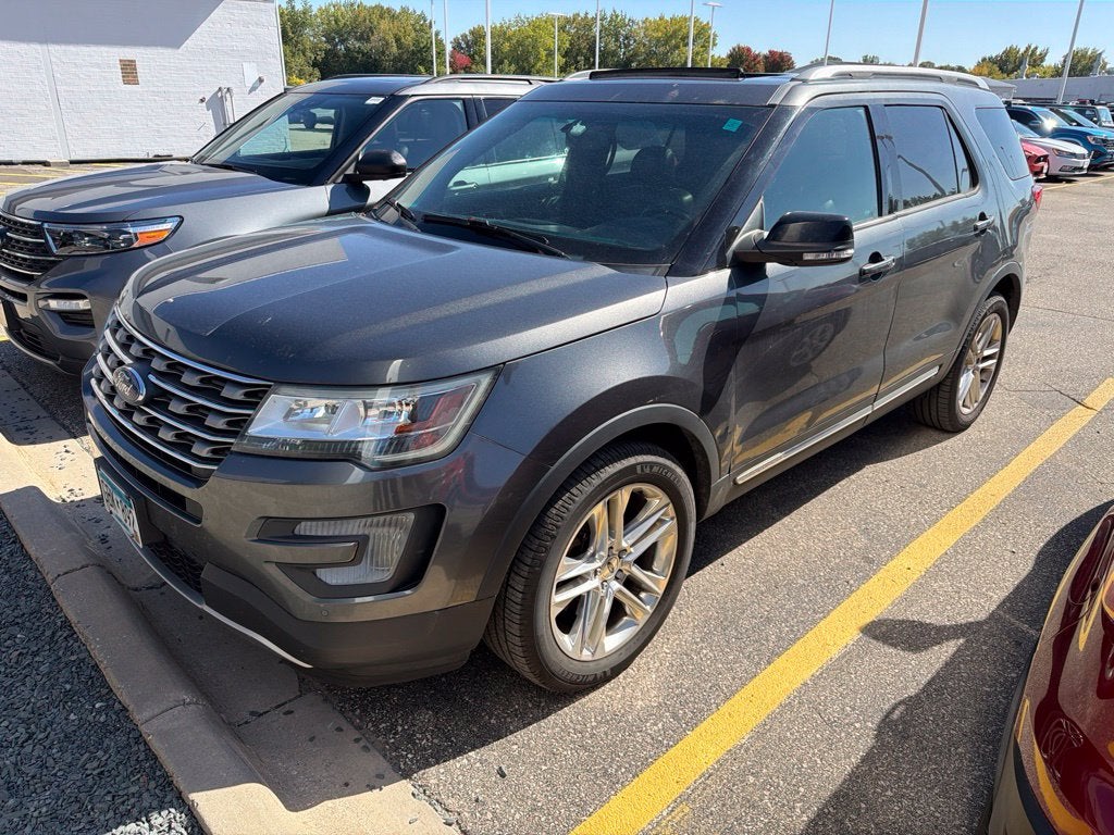 2017 Ford Explorer XLT w/2nd Row Bench