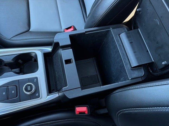 2023 Ford Explorer XLT w/ Twin Panel Moonroof + Trailer Tow Package