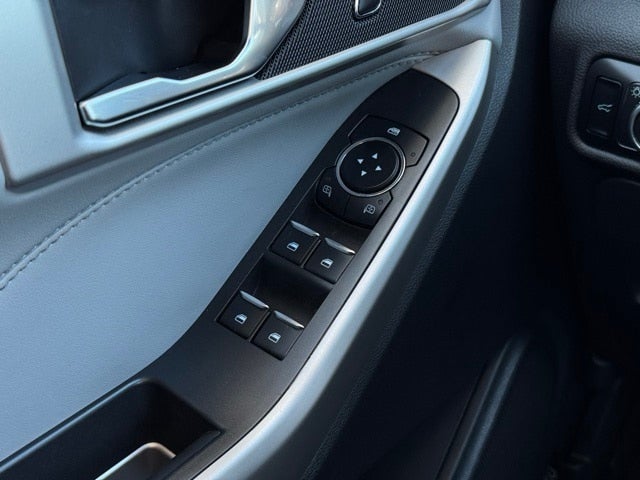 2023 Ford Explorer XLT w/ Twin Panel Moonroof + Trailer Tow Package