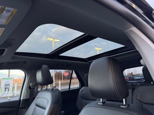 2023 Ford Explorer XLT w/ Twin Panel Moonroof + Trailer Tow Package