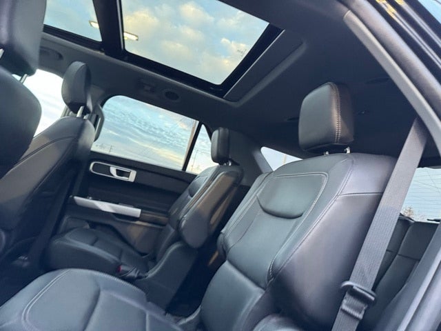 2023 Ford Explorer XLT w/ Twin Panel Moonroof + Trailer Tow Package