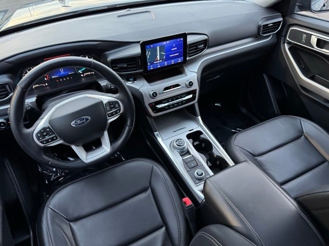 2023 Ford Explorer XLT w/ Twin Panel Moonroof + Trailer Tow Package