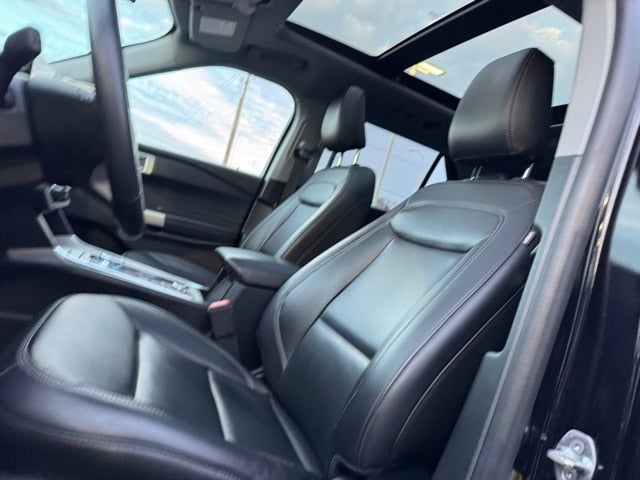 2023 Ford Explorer XLT w/ Twin Panel Moonroof + Trailer Tow Package