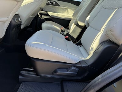 2025 Ford Explorer Platinum w/ Twin Panel Moonroof + Massaging Seats