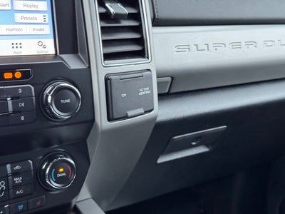 2019 Ford F-350SD Lariat w/ Navigation + Rear CHMSL Camera