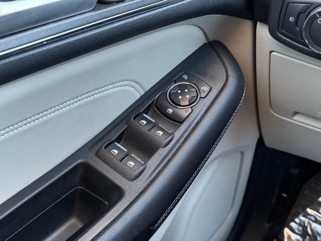 2021 Ford Edge Titanium w/ Panoramic Moonroof + Trailer Tow Package