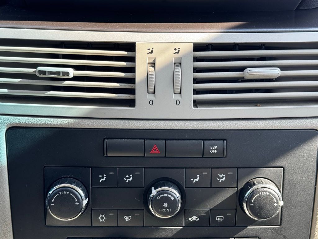 2010 Volkswagen Routan SE