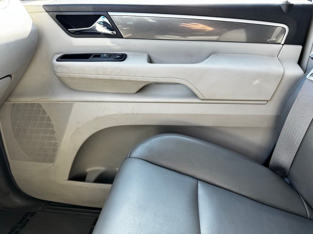 2010 Volkswagen Routan SE