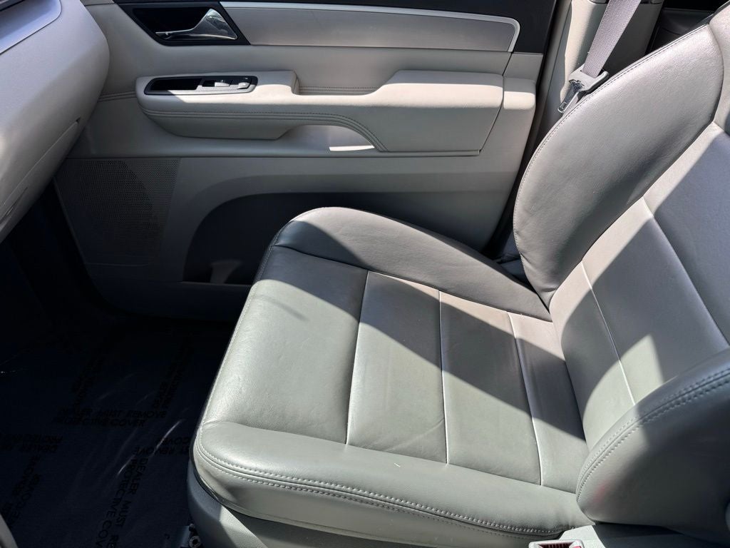 2010 Volkswagen Routan SEL