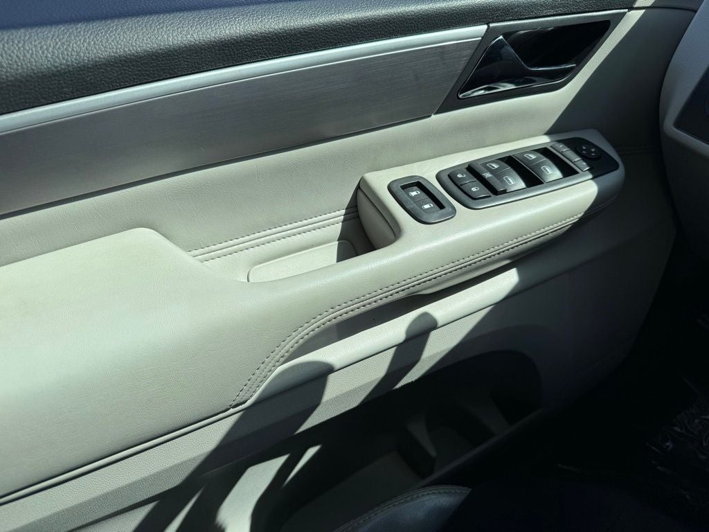 2010 Volkswagen Routan SEL