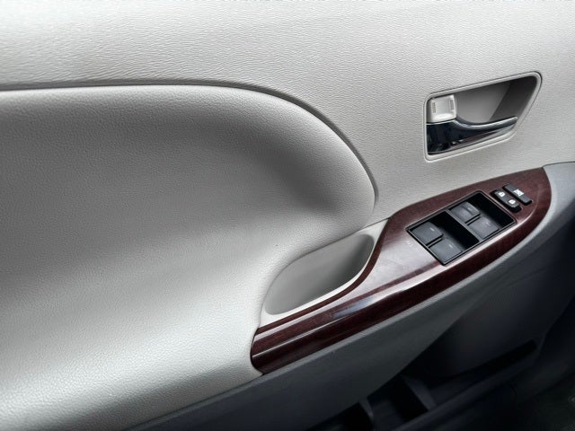 2013 Toyota Sienna XLE 7 Passenger