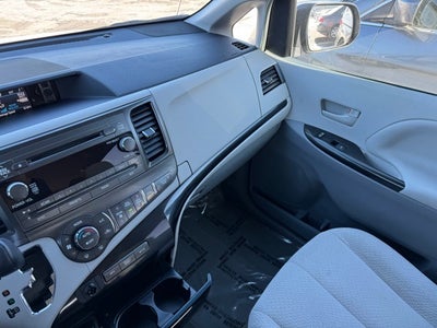 2013 Toyota Sienna LE 8 Passenger
